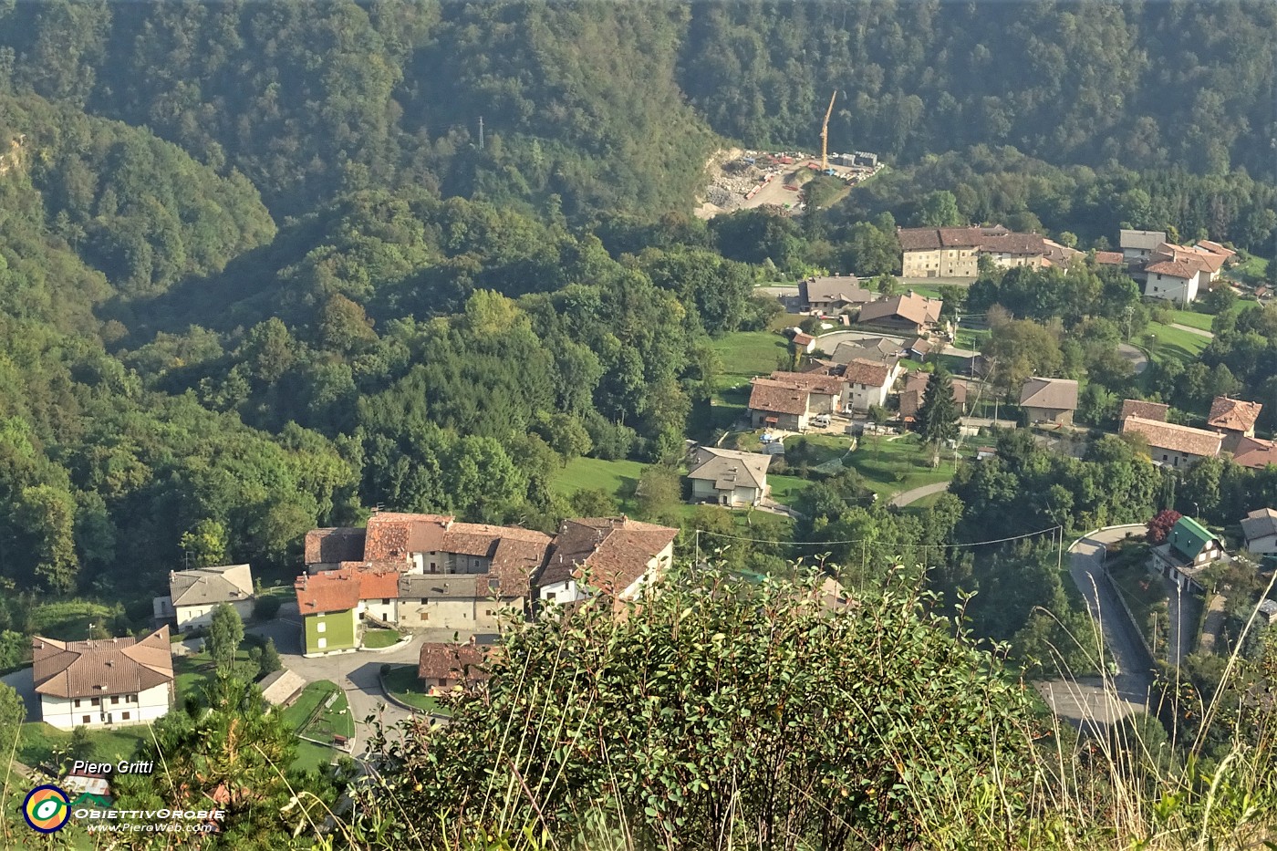 40 Zoom su Pregaroldi di Bracca, dove scenderemo.JPG